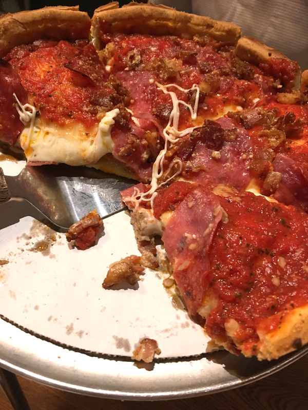 シカゴ、アメリカ、ディープディッシュピザ