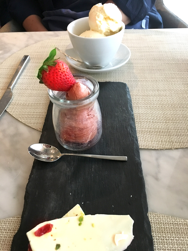 オヘア空港、デザート盛り合わせ