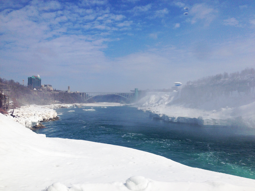 雪だからけのナイアガラの滝