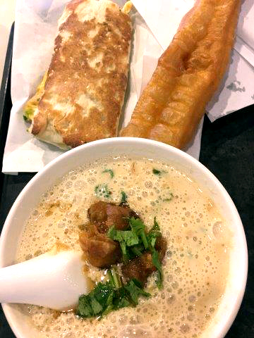 台湾、旅行、グルメ、鹹豆漿（シェン ドウジャン)と厚餅夾蛋（ホウビン ジャーダン）と揚げパン（油條）