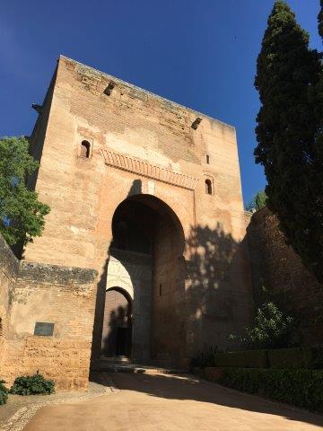 スペイン、旅行、観光、アルハンブラ宮殿、行き方、アクセス、徒歩、ヌエバ広場、ゴメレス坂、ザクロの門